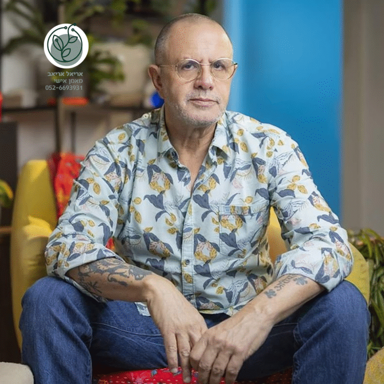 גבר בתהליך של בחירה אישית מודעת מתוך ערכים